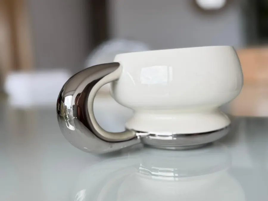 Taza cerámica blanca asa metálica plateada — foto 3