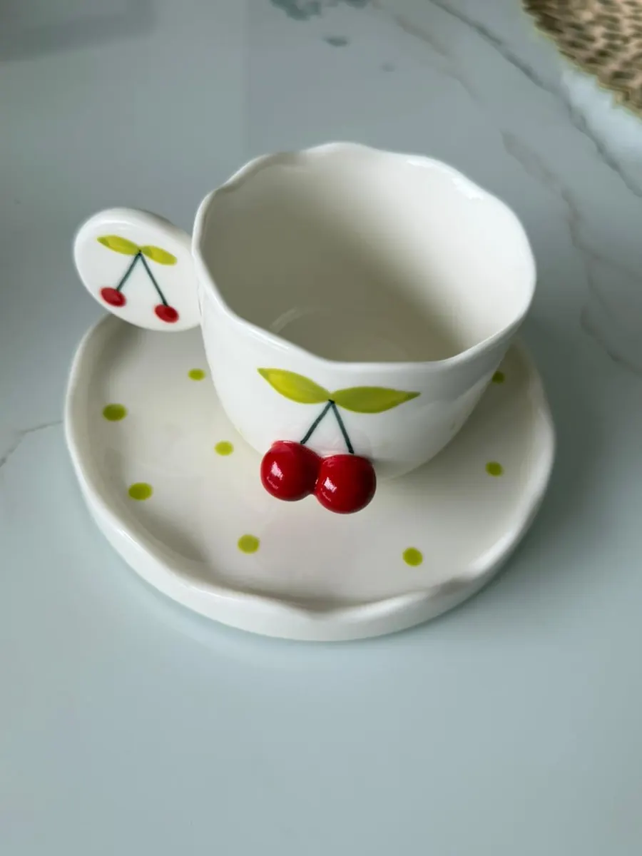 Juego de taza y plato cerámica cereza roja