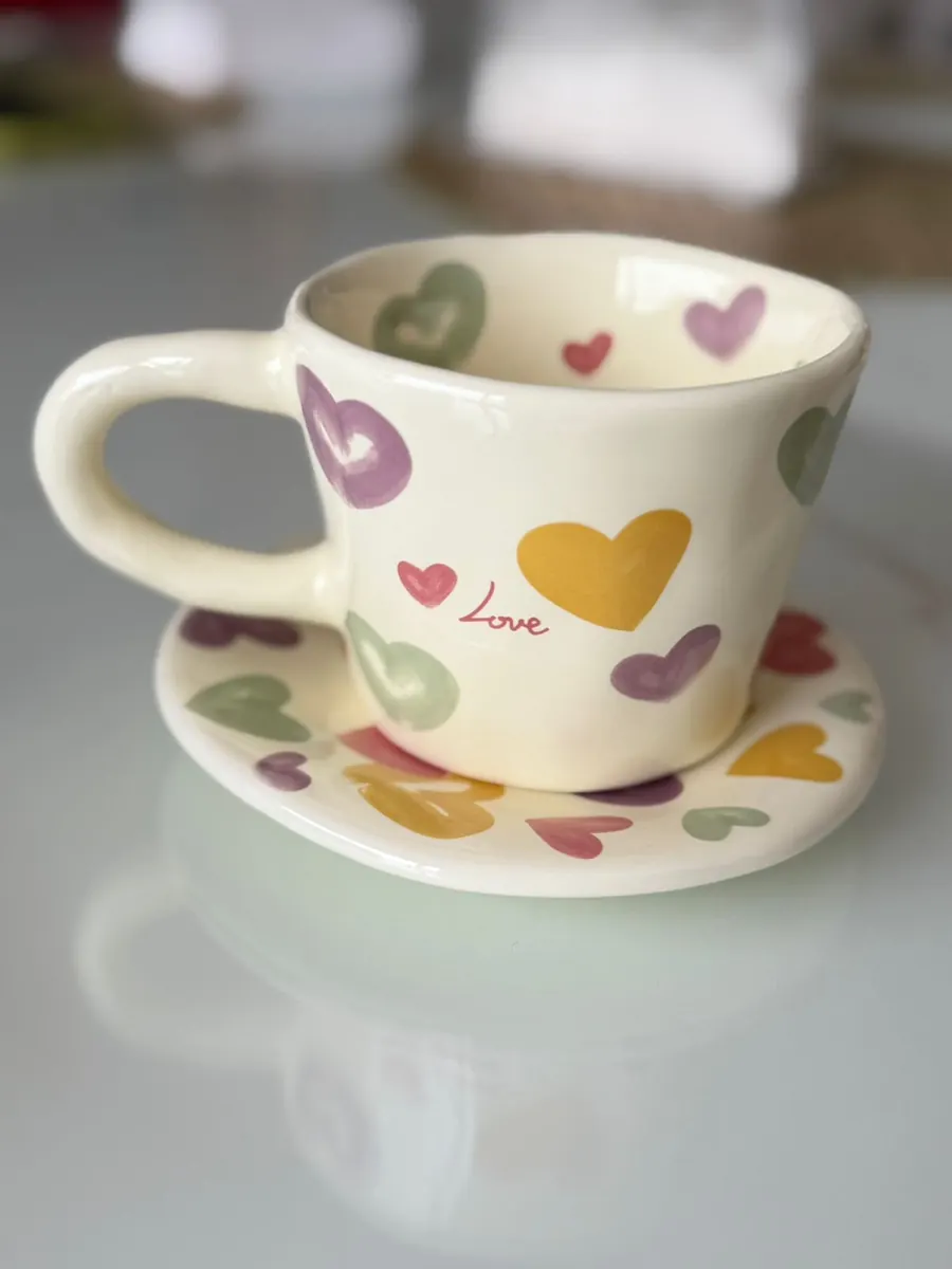 Juego de taza y plato cerámica corazones pastel Love