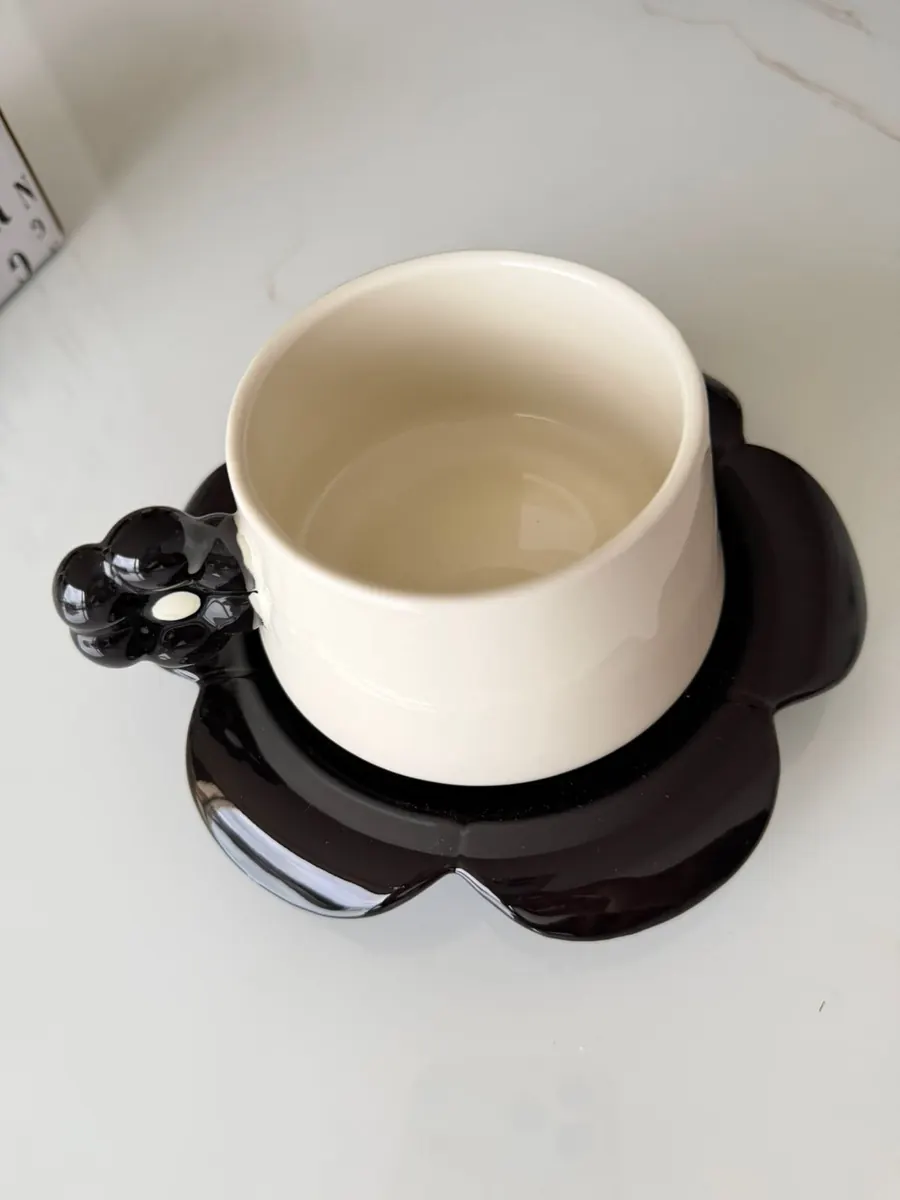 Juego de taza y plato cerámica flor negra y blanca