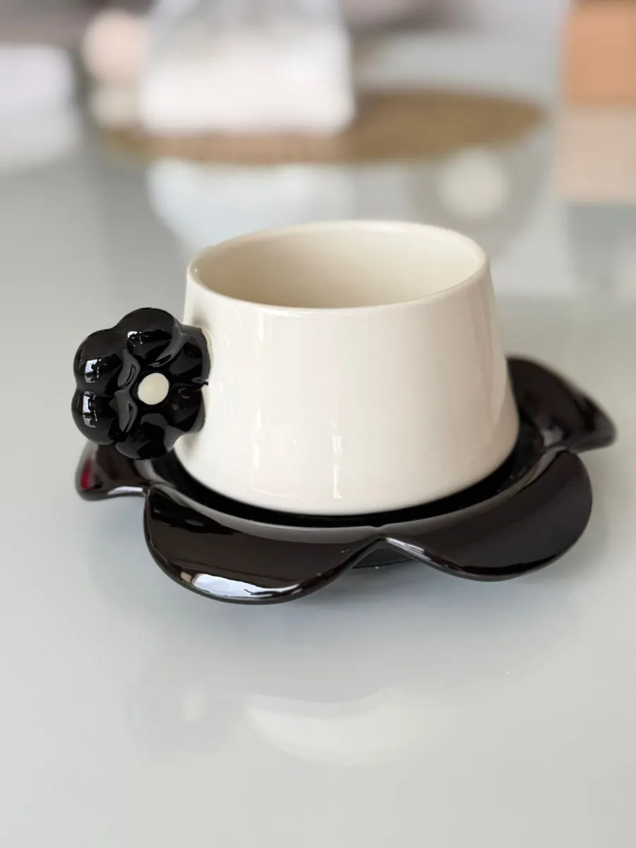 Juego de taza y plato cerámica flor negra y blanca — foto 3