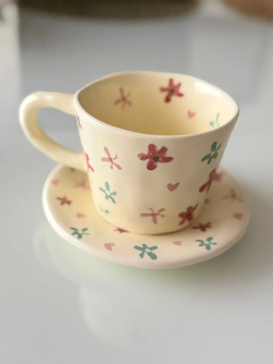 Juego de taza y plato cerámica flores y corazones pastel