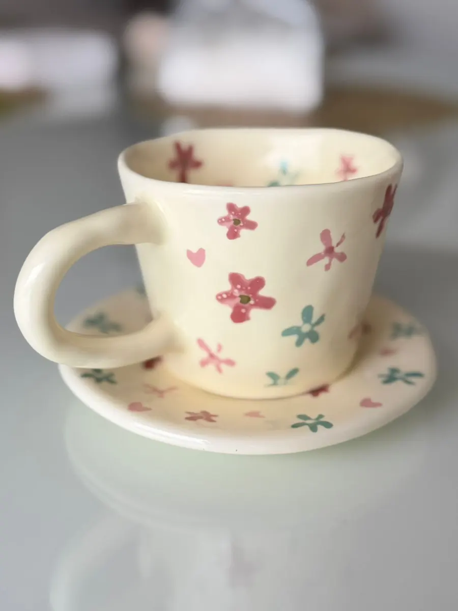 Juego de taza y plato cerámica flores y corazones pastel — foto 3