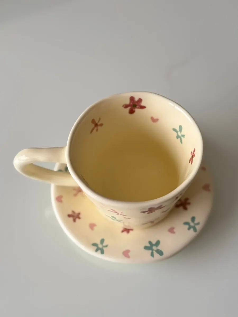 Juego de taza y plato cerámica flores y corazones pastel — foto 5