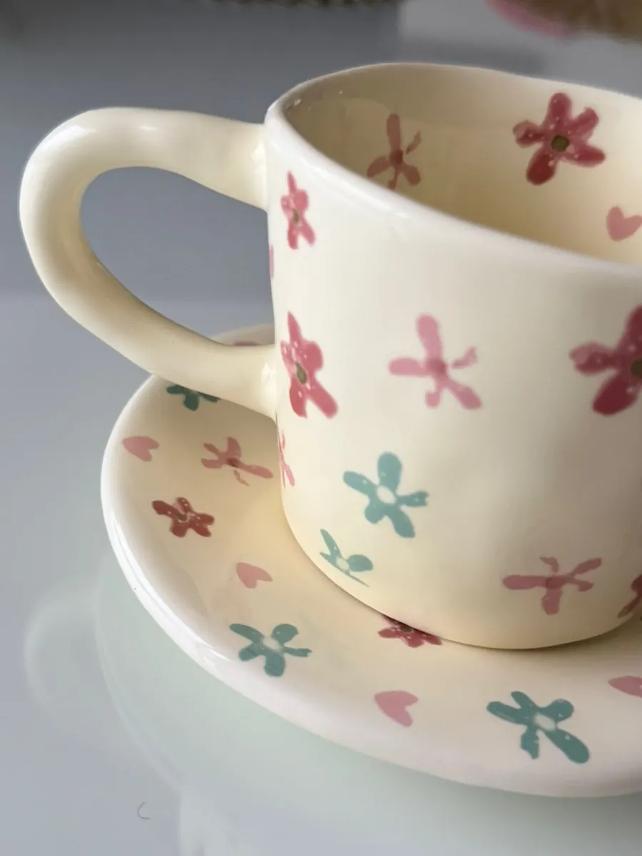 Juego de taza y plato cerámica flores y corazones