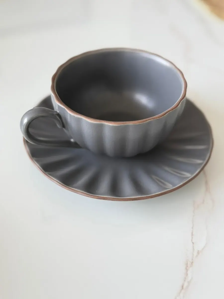Juego de taza y plato matte gris pétalos