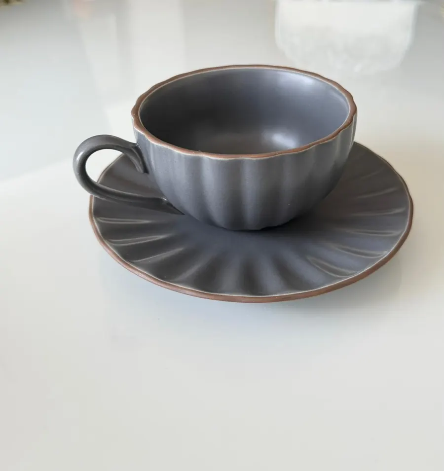 Juego de taza y plato matte gris pétalos — foto 3
