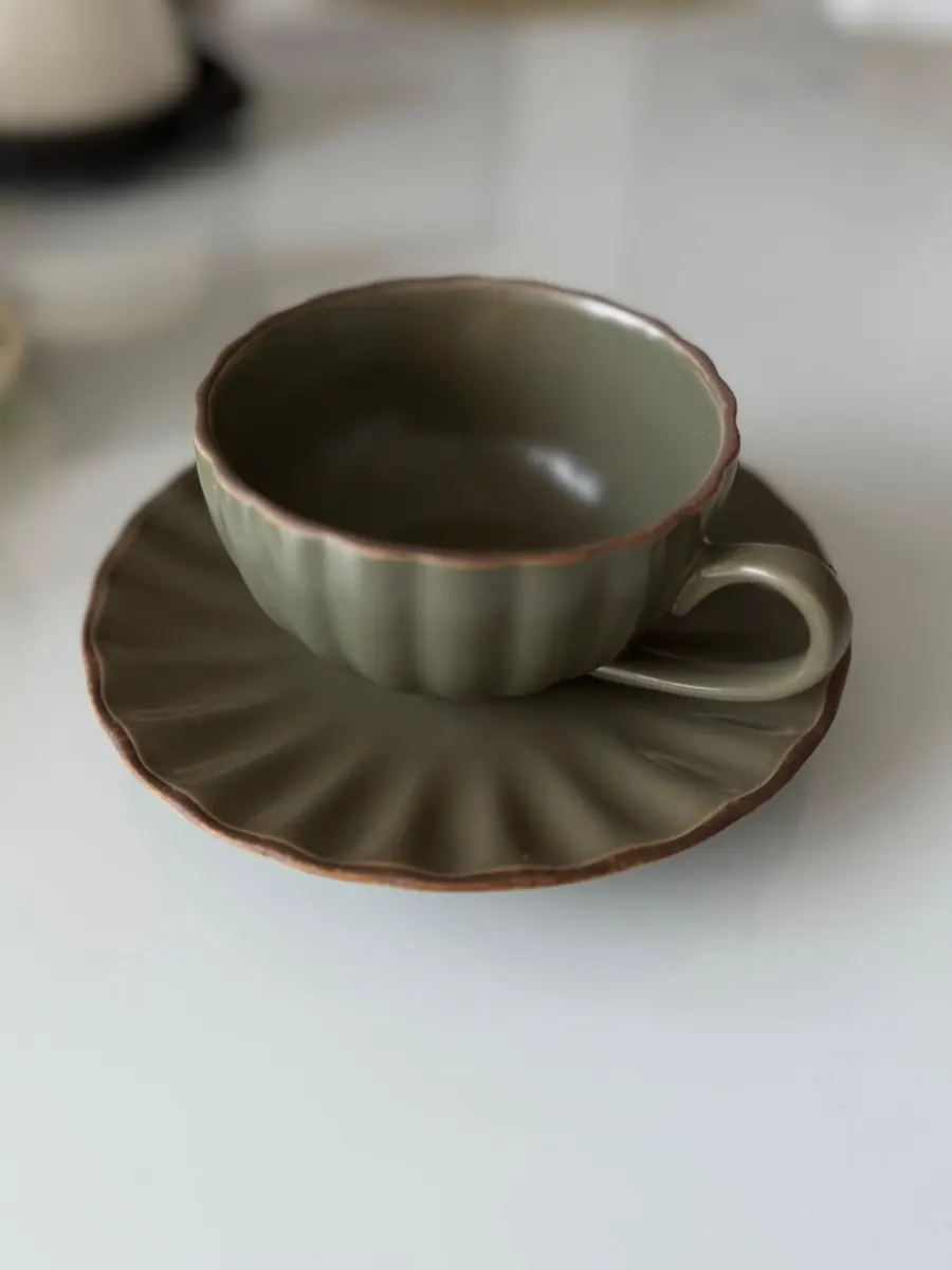 Juego de taza y plato matte verde olivo pétalos