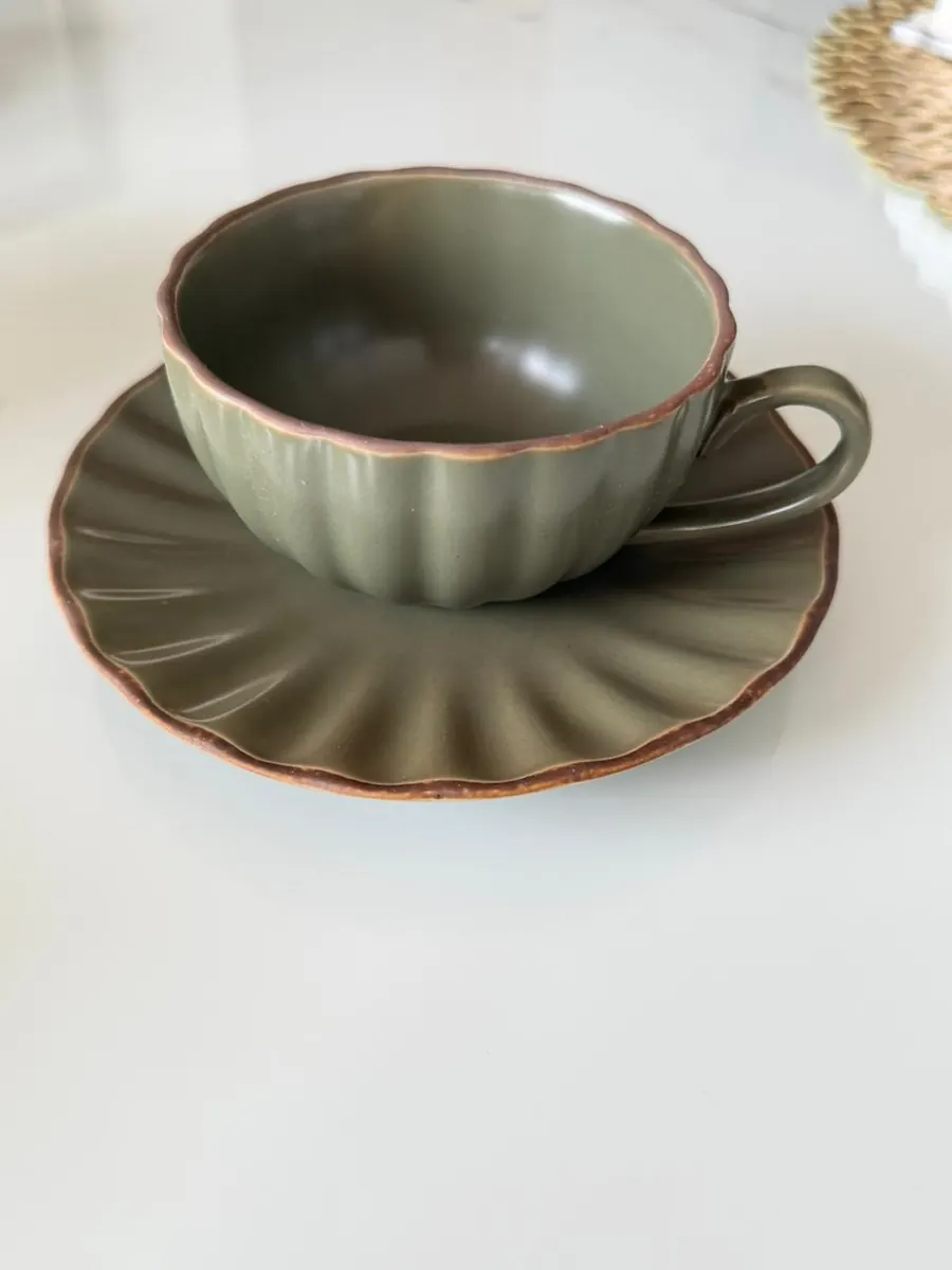 Juego de taza y plato matte verde olivo pétalos — foto 3