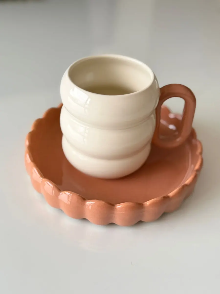 Taza orgánica brillante pastel café